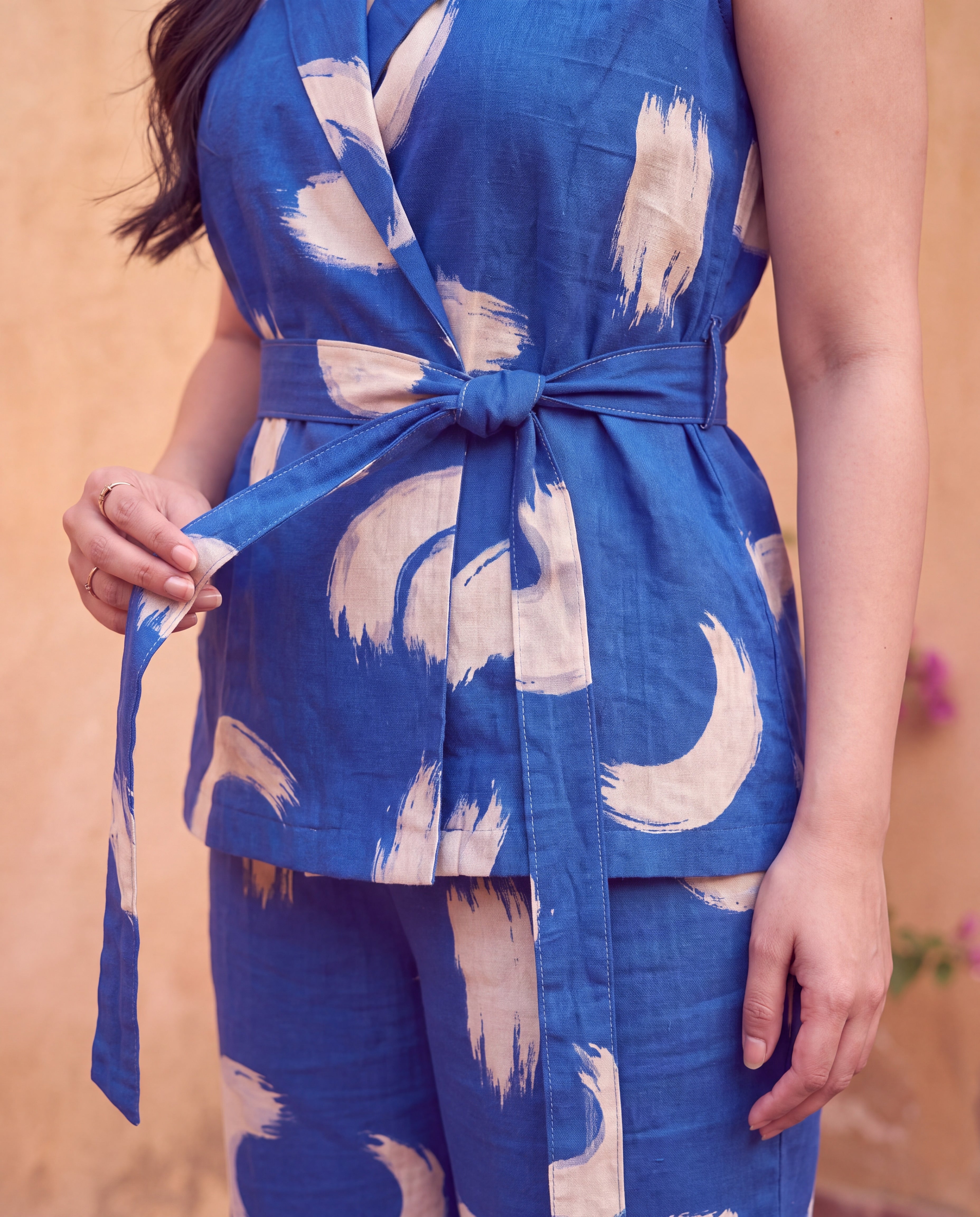 Self-tie belt and brushstroke print detail