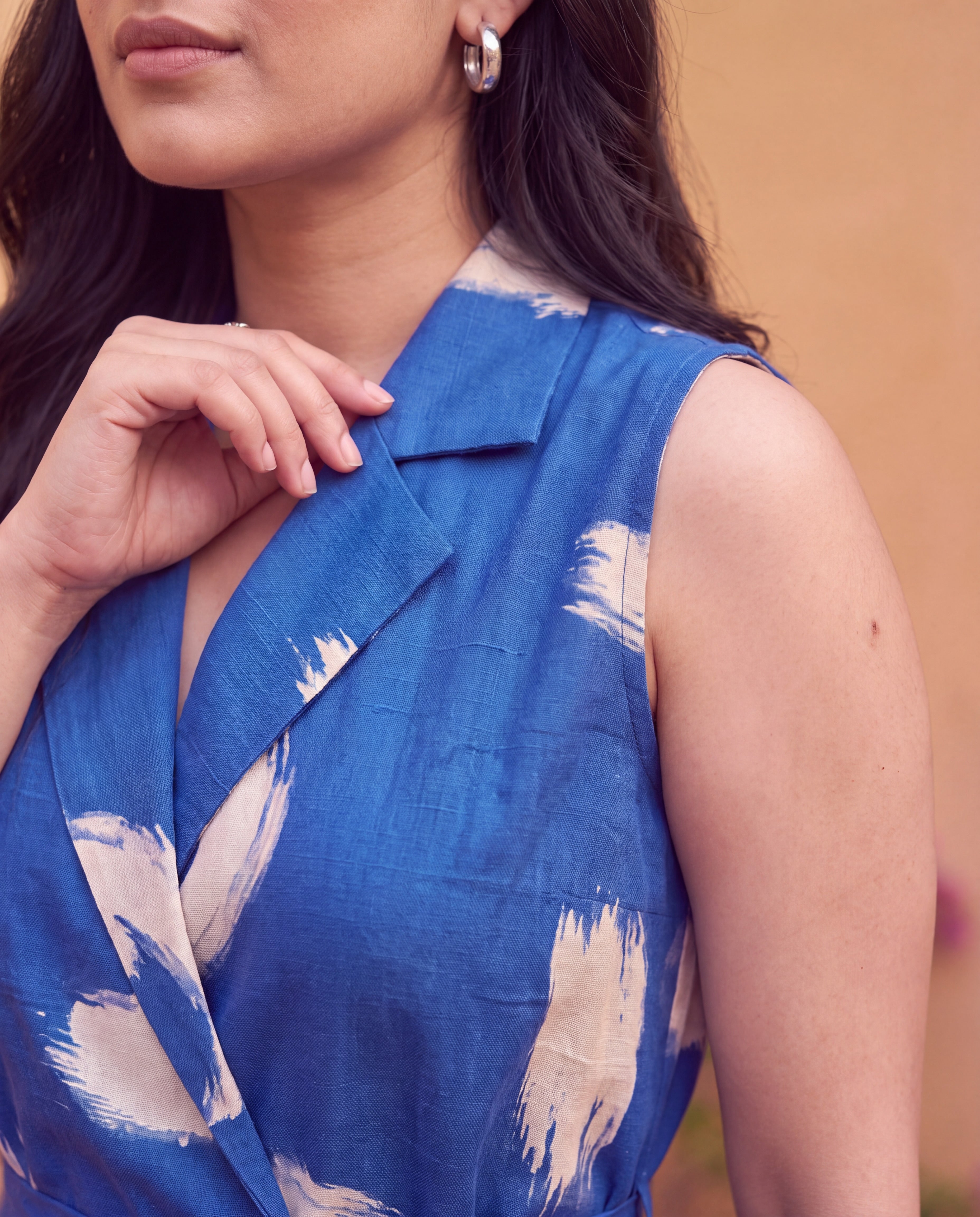 Notched lapel collar and sleeveless armhole detail