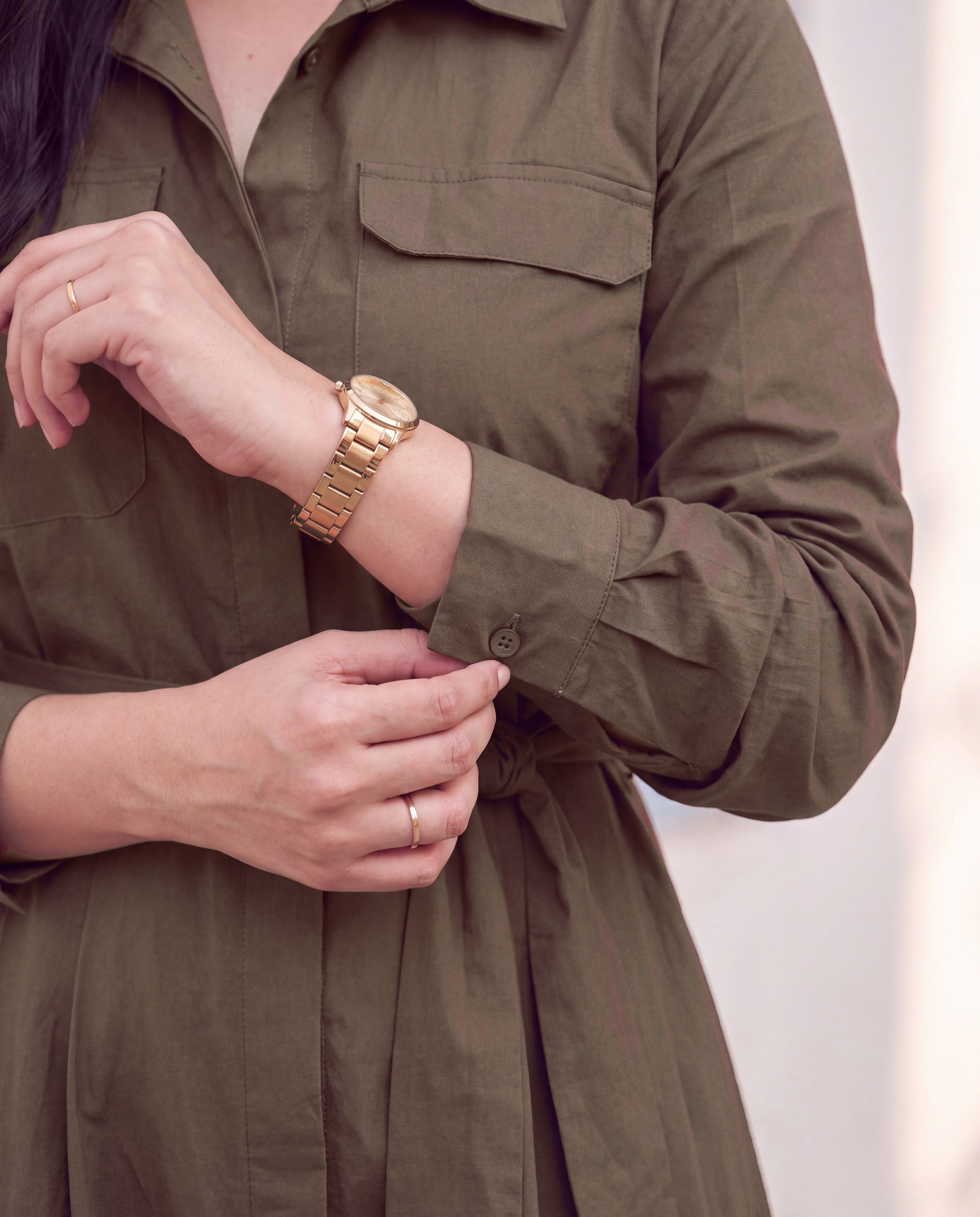 Buttoned cuff and flap pocket detail